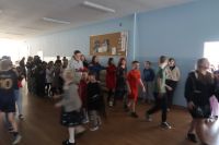 6. Uczestnicy zabawy szkolnej tańczą.