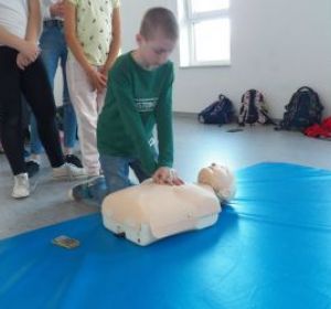 Dzieci ćwiczą resuscytację