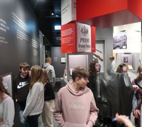 Uczniowie chodzą po jednej z galerii  wystawowej w Muzeum Józefa Piłsudskiego