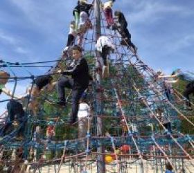 Dzieci pokonały wysokość w parku linowym_