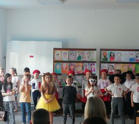 Dzieci spiewają, stojąc przed rodzicami