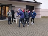 19. Klasa VI w kolejce do obserwacji przyrody przez teleskop.
